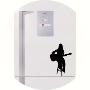 Adesivo de Casa Mulher no Violão Tocando