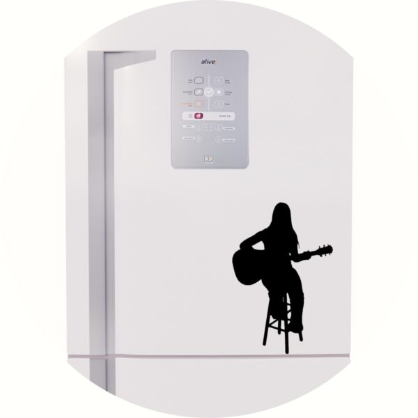 Adesivo de Casa Mulher no Violão Tocando